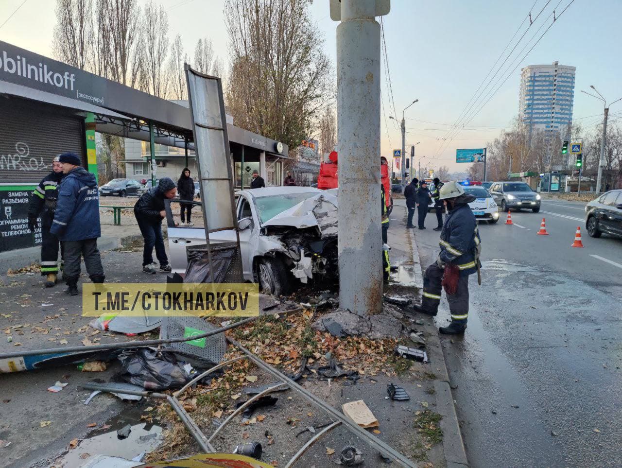 Водитель погиб: на Студенческой автомобиль влетел в столб на остановке и загорелся (видео) фото 8 7