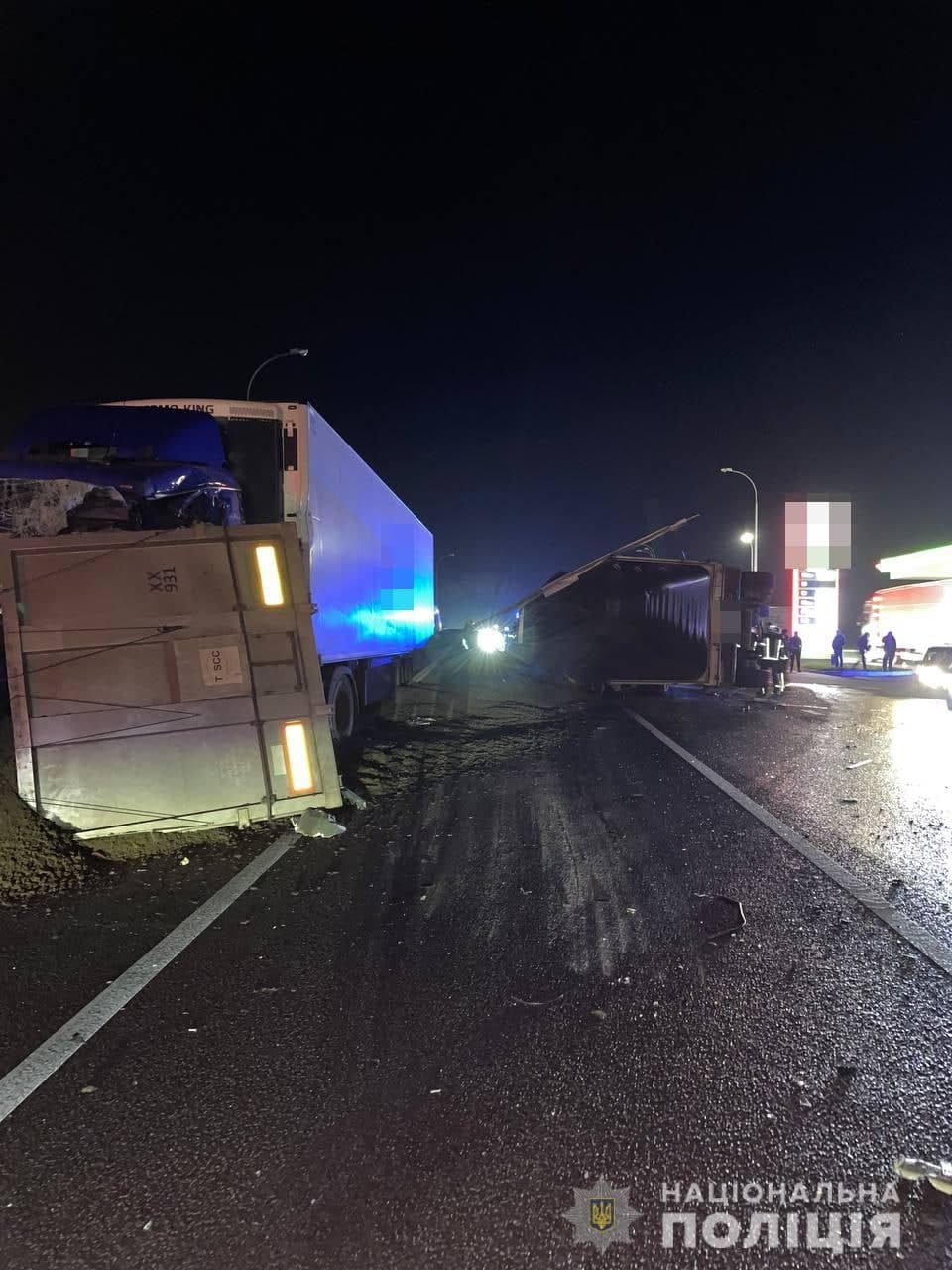 Грузовик раздавил такси с пассажирами