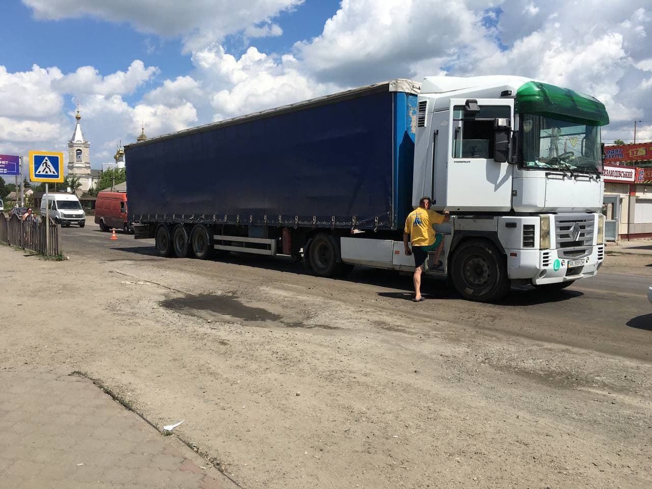 Вышли из автобуса: в Безлюдовке фура сбила двух женщин фото 1