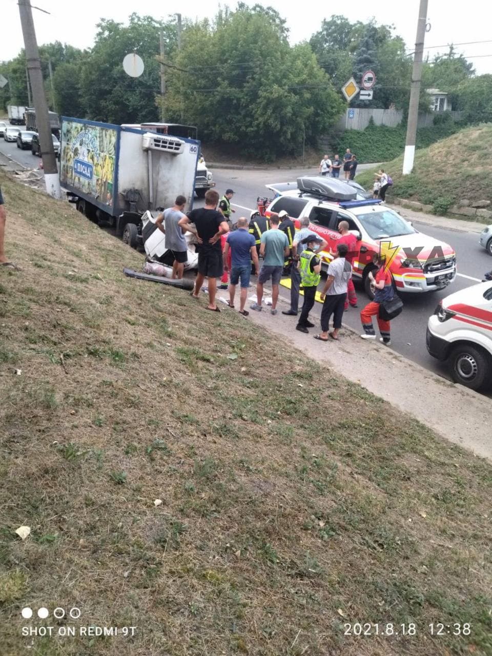 Грузовик развалился на ходу, кабину оторвало: харьковчане опубликовали видео спасения водителя в ДТП фото 5 4