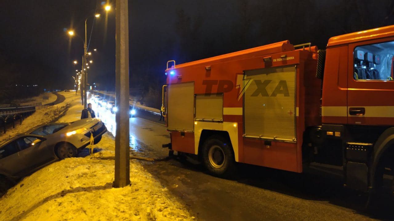 Спасатели доставали автомобиль из кювета. Фото из телеграмм-канала