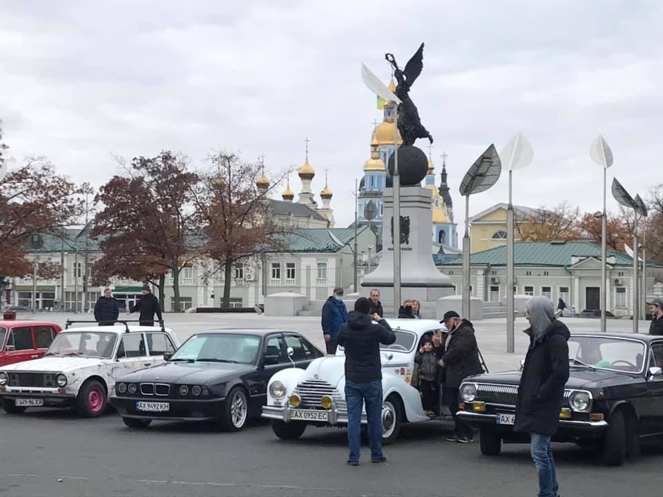 Ко Дню автомобилиста: на площади Свободы — выставка ретро-техники  фото 6 5