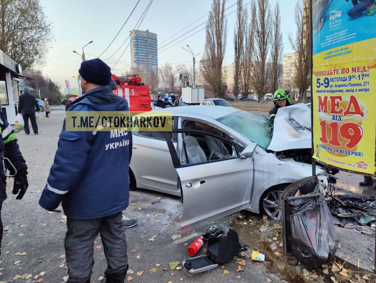 Водитель погиб: на Студенческой автомобиль влетел в столб на остановке и загорелся (видео) фото 9 8