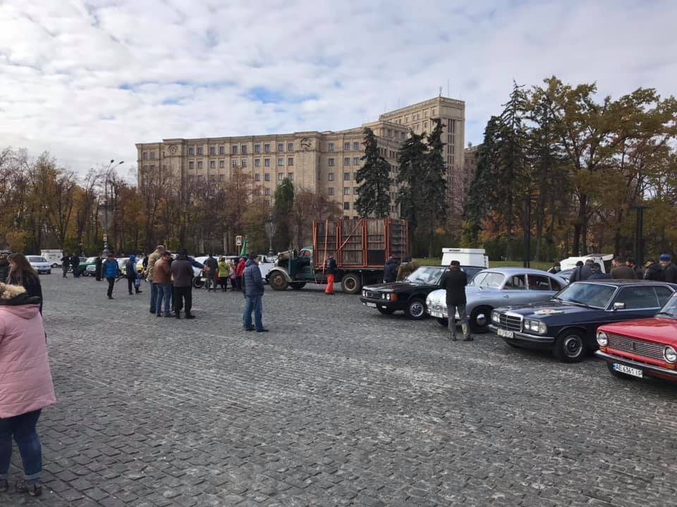Ко Дню автомобилиста: на площади Свободы — выставка ретро-техники  фото 1