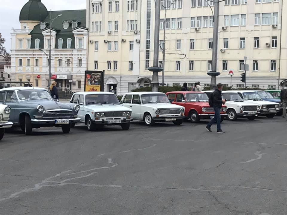 Ко Дню автомобилиста: на площади Свободы — выставка ретро-техники  фото 7 6
