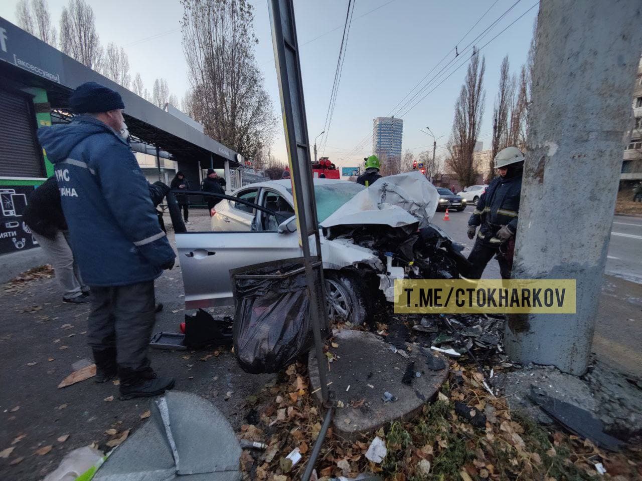 Водитель погиб: на Студенческой автомобиль влетел в столб на остановке и загорелся (видео) фото 11 10