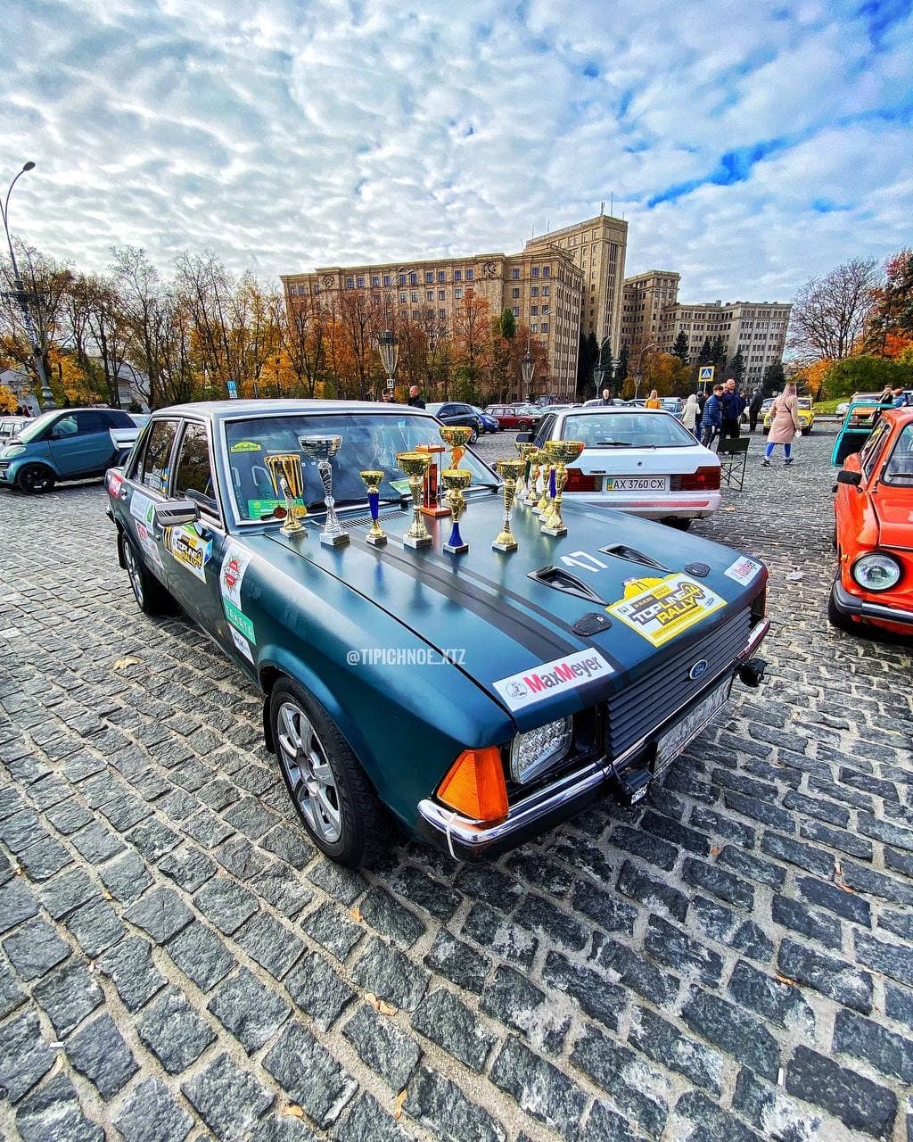 Ко Дню автомобилиста: на площади Свободы — выставка ретро-техники  фото 10 9