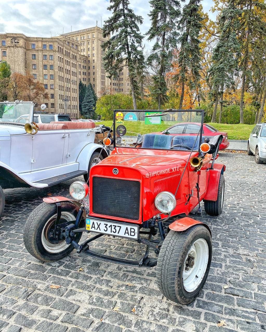 Ко Дню автомобилиста: на площади Свободы — выставка ретро-техники  фото 8 7
