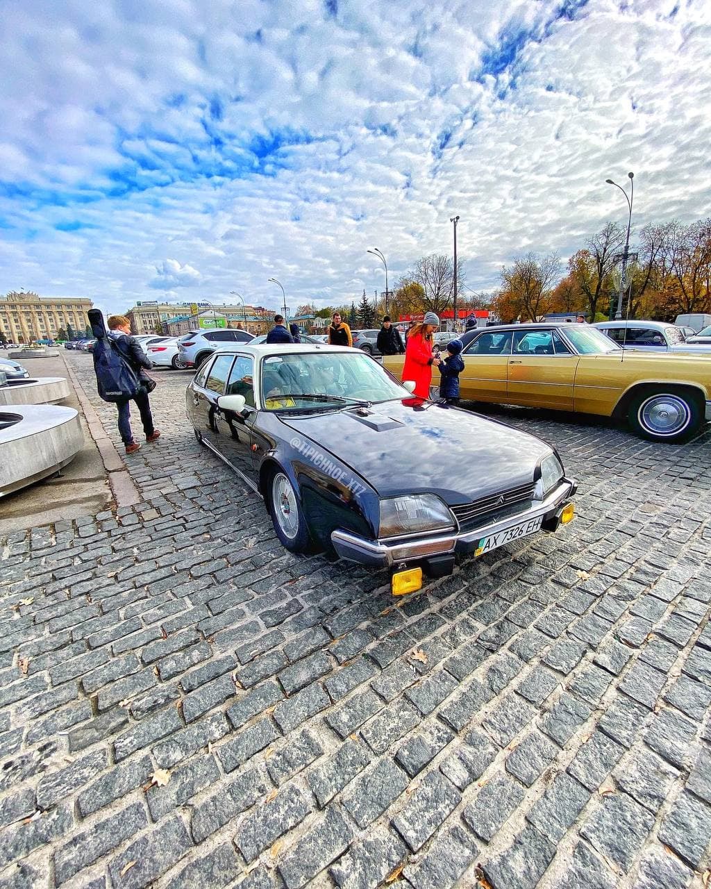 Ко Дню автомобилиста: на площади Свободы — выставка ретро-техники  фото 11 10