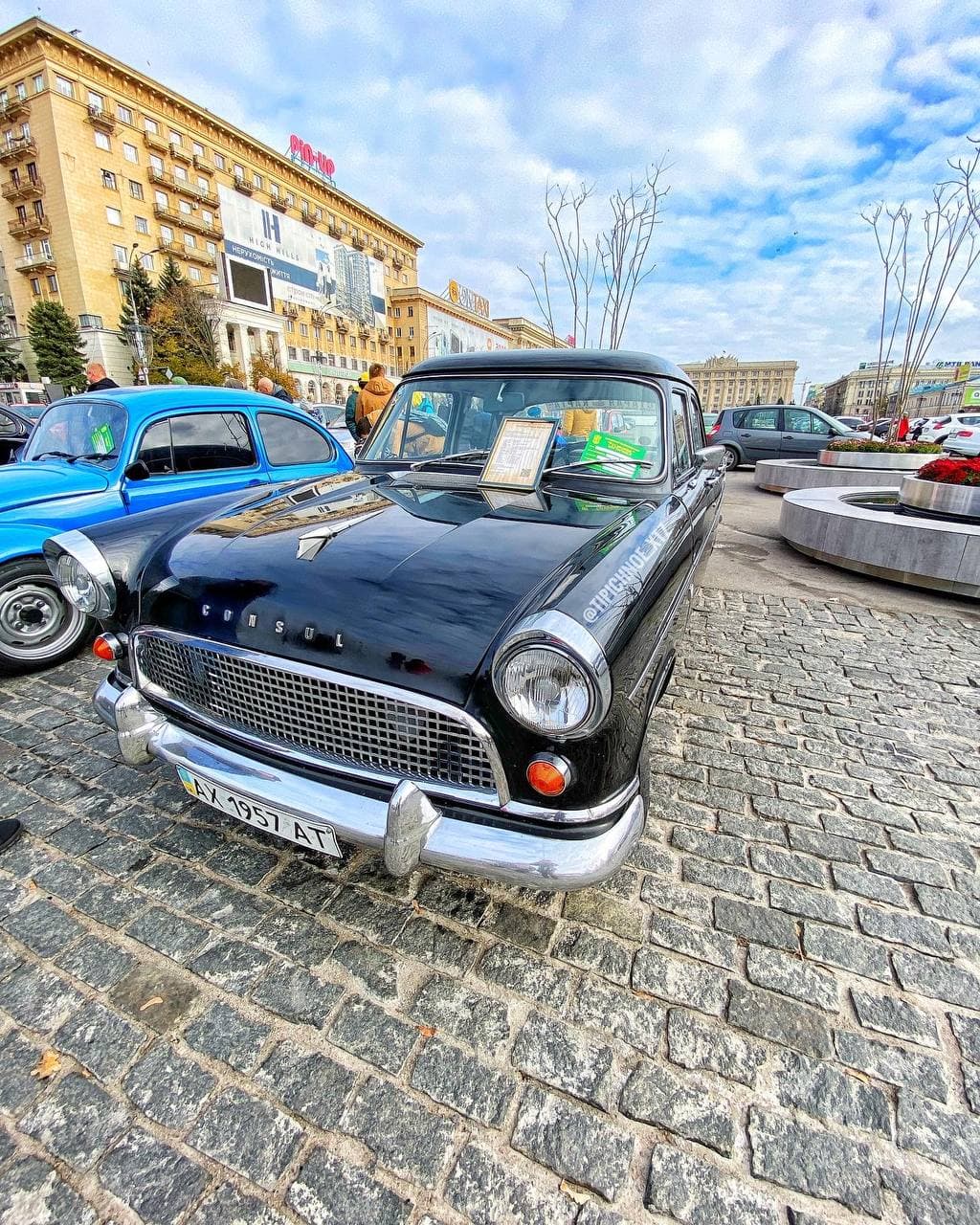 Ко Дню автомобилиста: на площади Свободы — выставка ретро-техники  фото 12 11