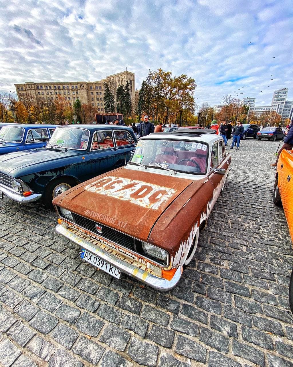 Ко Дню автомобилиста: на площади Свободы — выставка ретро-техники  фото 14 13