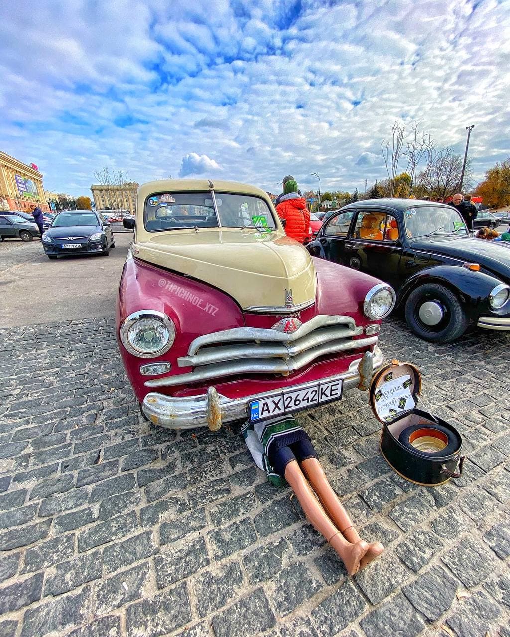 Ко Дню автомобилиста: на площади Свободы — выставка ретро-техники  фото 15 14