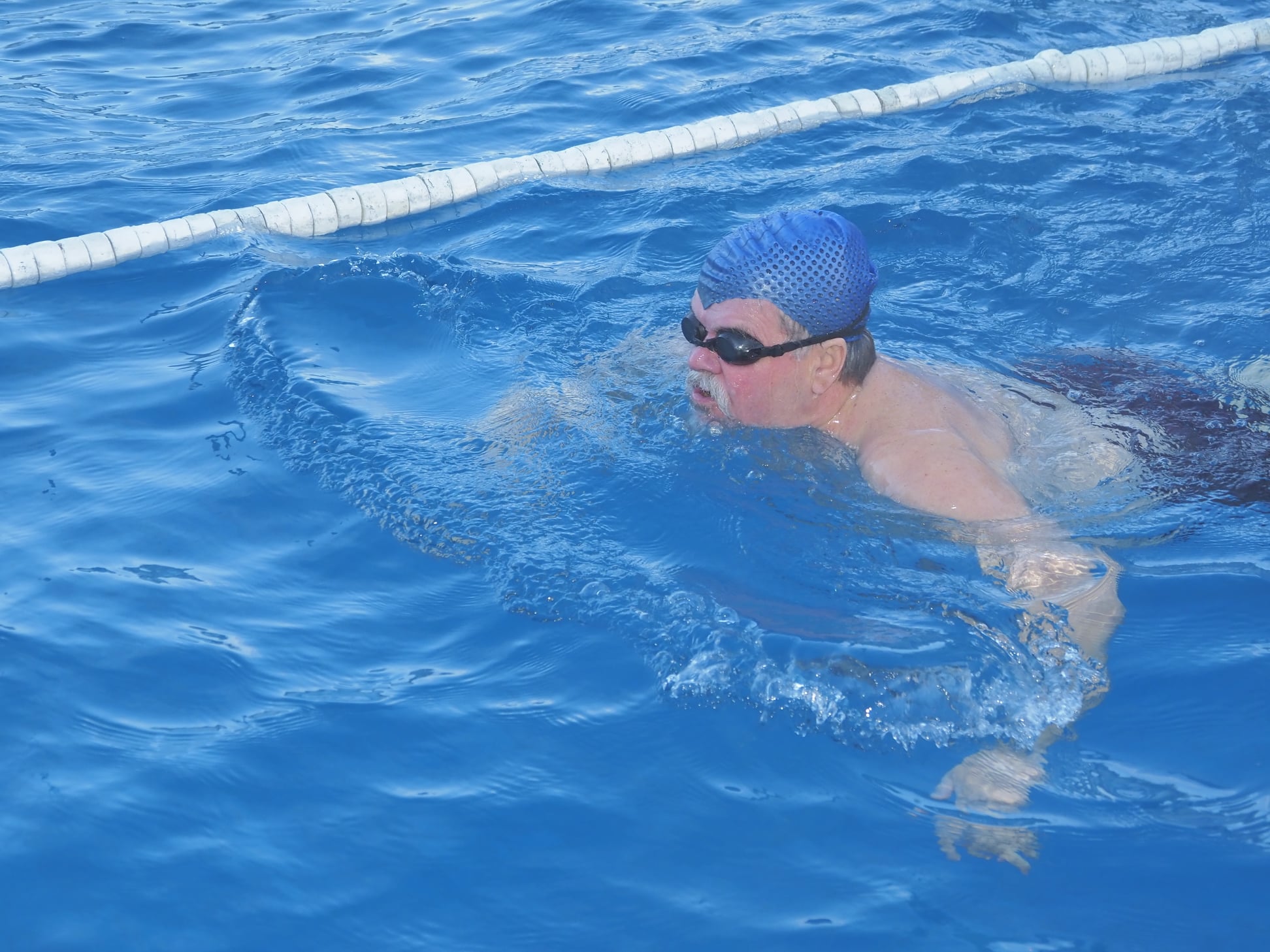 На открытом воздухе: в Харькове возобновил работу еще один бассейн.