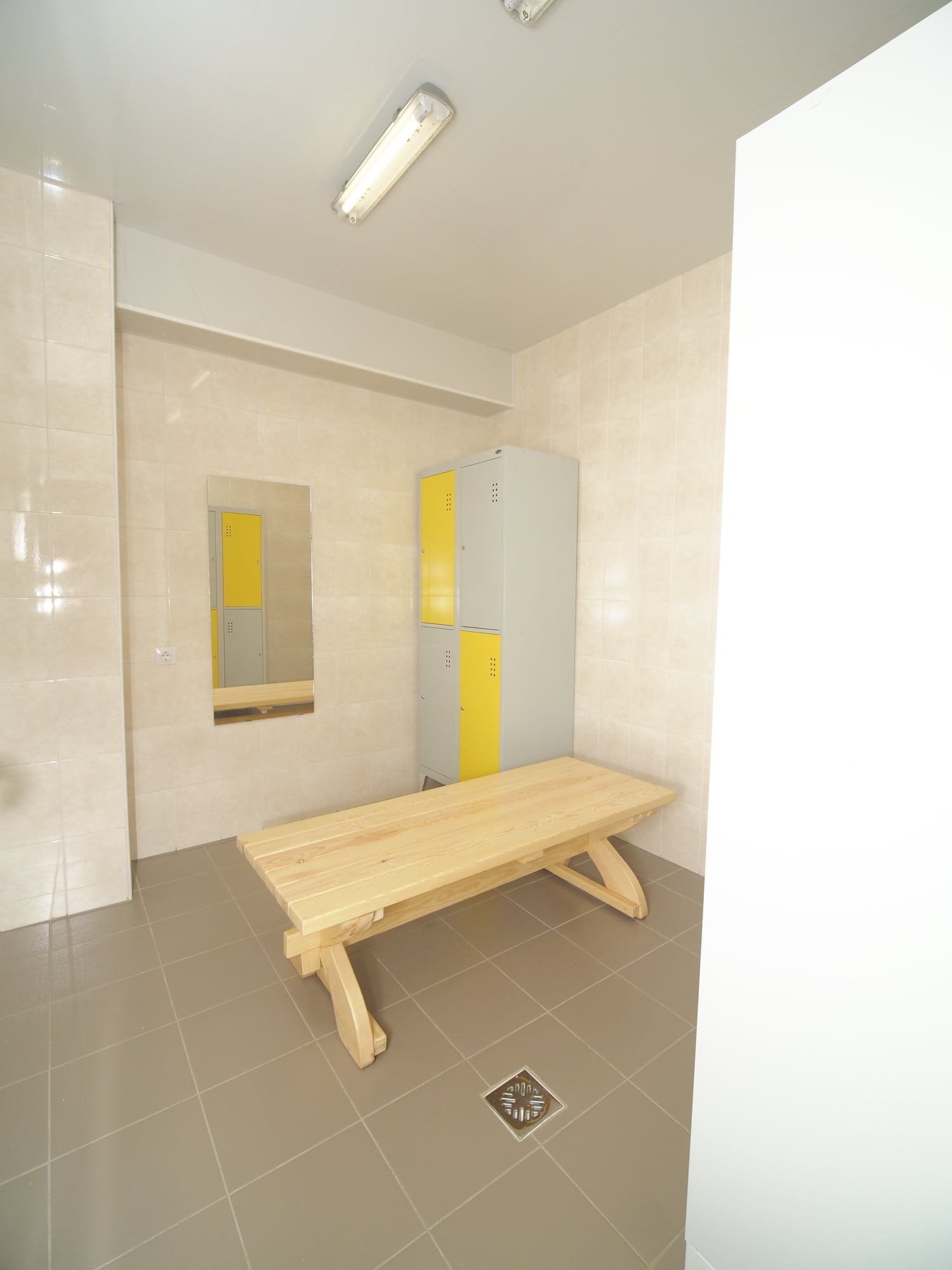 На открытом воздухе: в Харькове возобновил работу еще один бассейн.