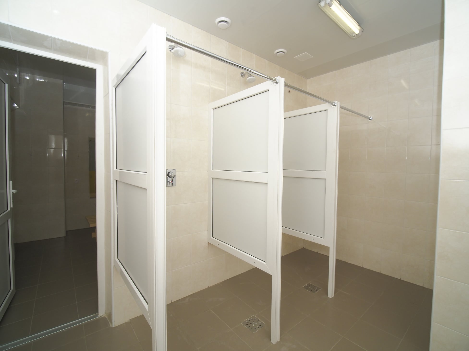 На открытом воздухе: в Харькове возобновил работу еще один бассейн.