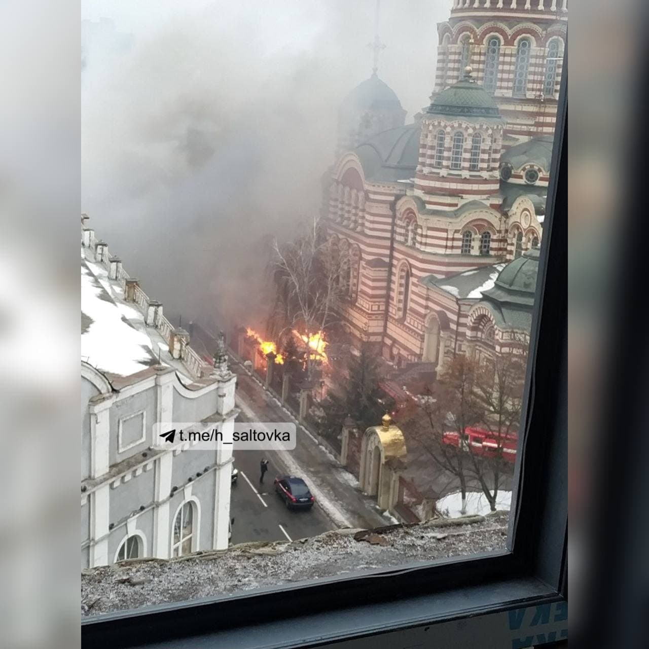 На территории Благовещенского собора — сильный пожар.