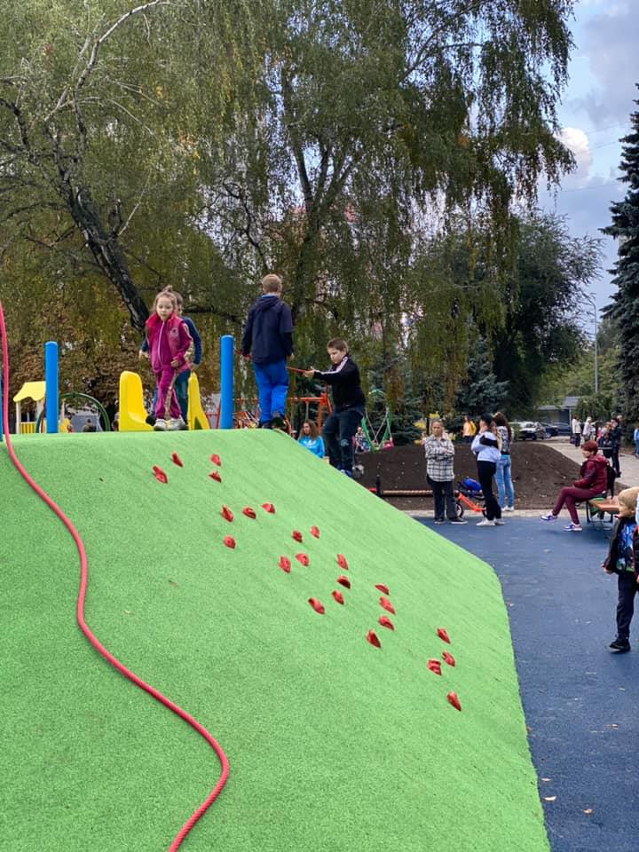 С детской и спортивной зоной: в Харькове реконструировали сквер фото 5 4