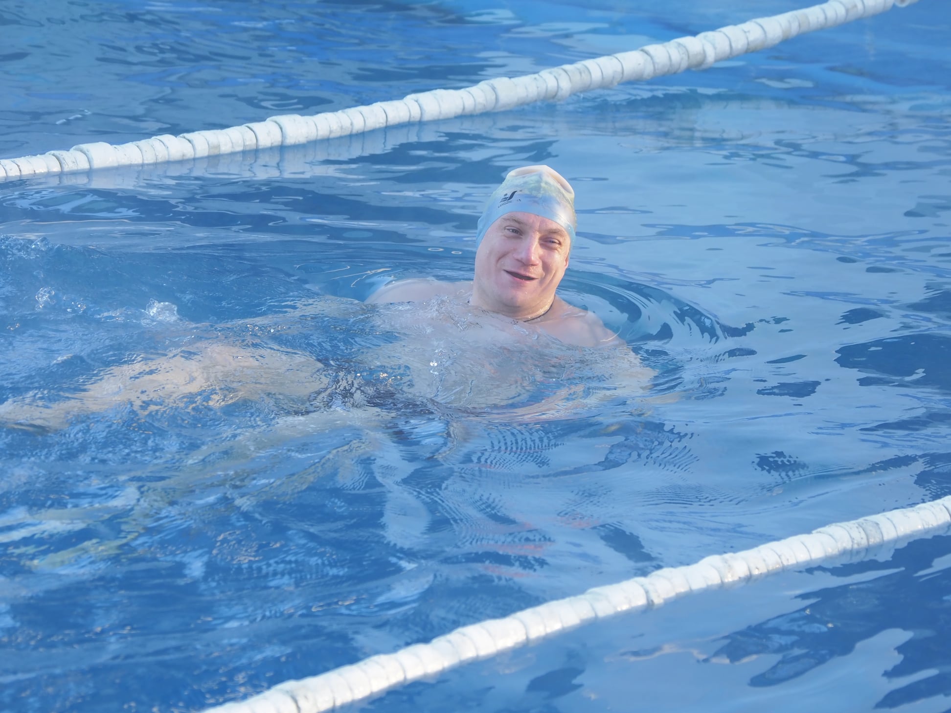 На открытом воздухе: в Харькове возобновил работу еще один бассейн.