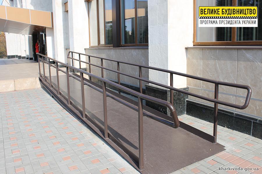 У Лозівському Палаці культури відновили всі елементи фасаду.