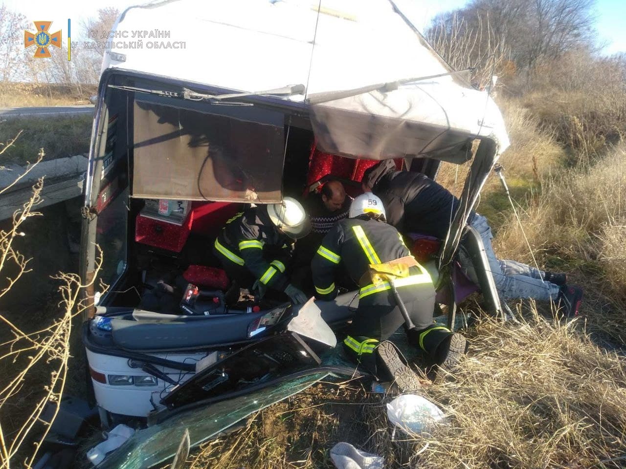 Пострадал водитель и пассажиры: на трассе Харьков — Киев автобус слетел в кювет фото 3 2