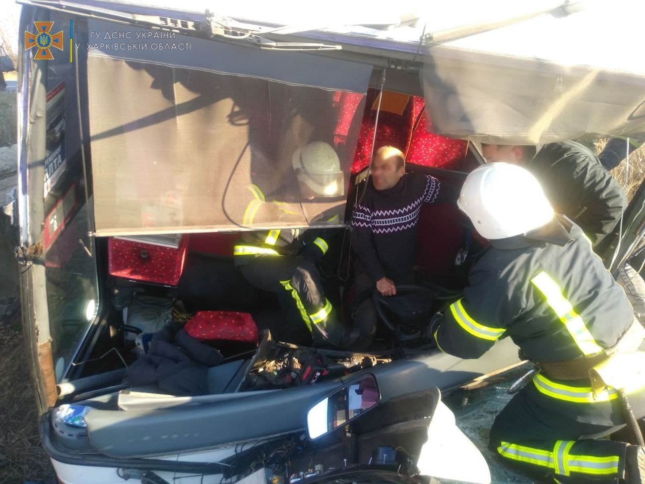 Пострадал водитель и пассажиры: на трассе Харьков — Киев автобус слетел в кювет фото 4 3