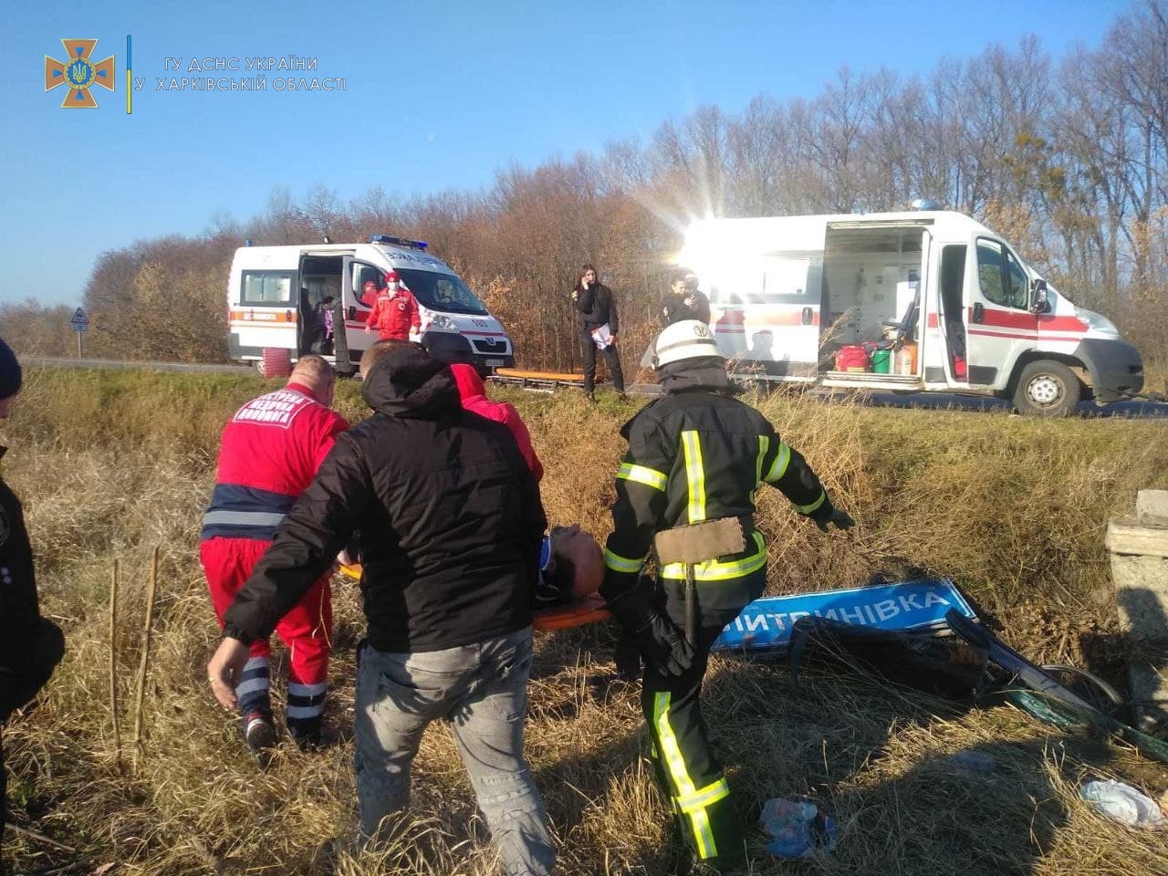 Пострадал водитель и пассажиры: на трассе Харьков — Киев автобус слетел в кювет фото 5 4