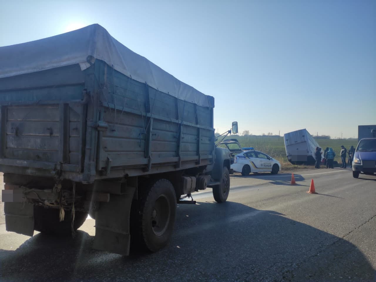 Пострадал водитель и пассажиры: на трассе Харьков — Киев автобус слетел в кювет фото 8 7