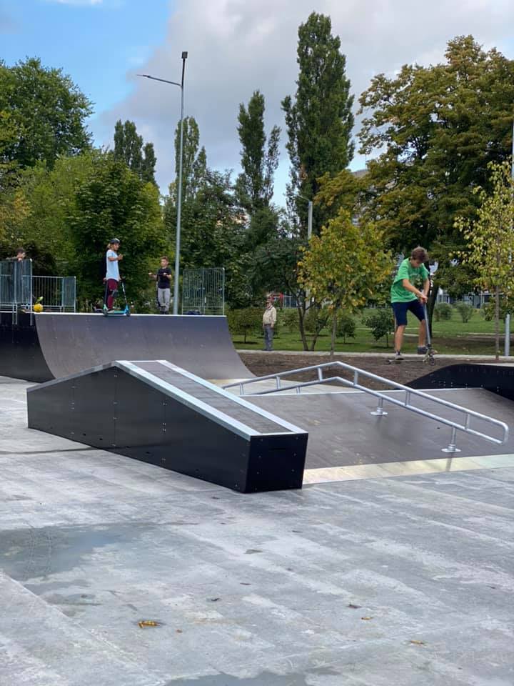 С детской и спортивной зоной: в Харькове реконструировали сквер фото 12 11