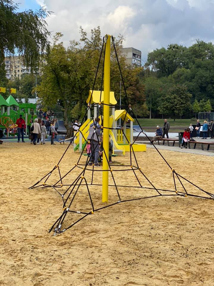 С детской и спортивной зоной: в Харькове реконструировали сквер фото 15 14