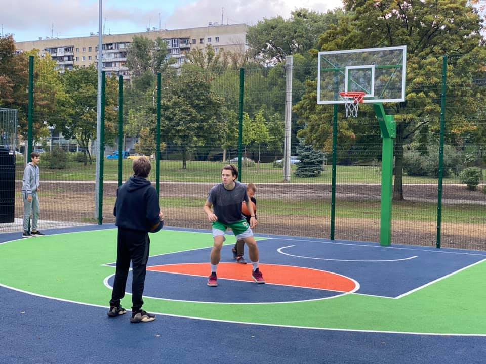 С детской и спортивной зоной: в Харькове реконструировали сквер фото 2 1