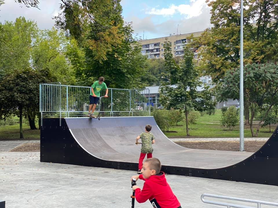 С детской и спортивной зоной: в Харькове реконструировали сквер фото 4 3