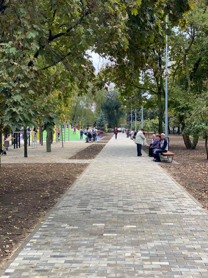 С детской и спортивной зоной: в Харькове реконструировали сквер фото 17 16