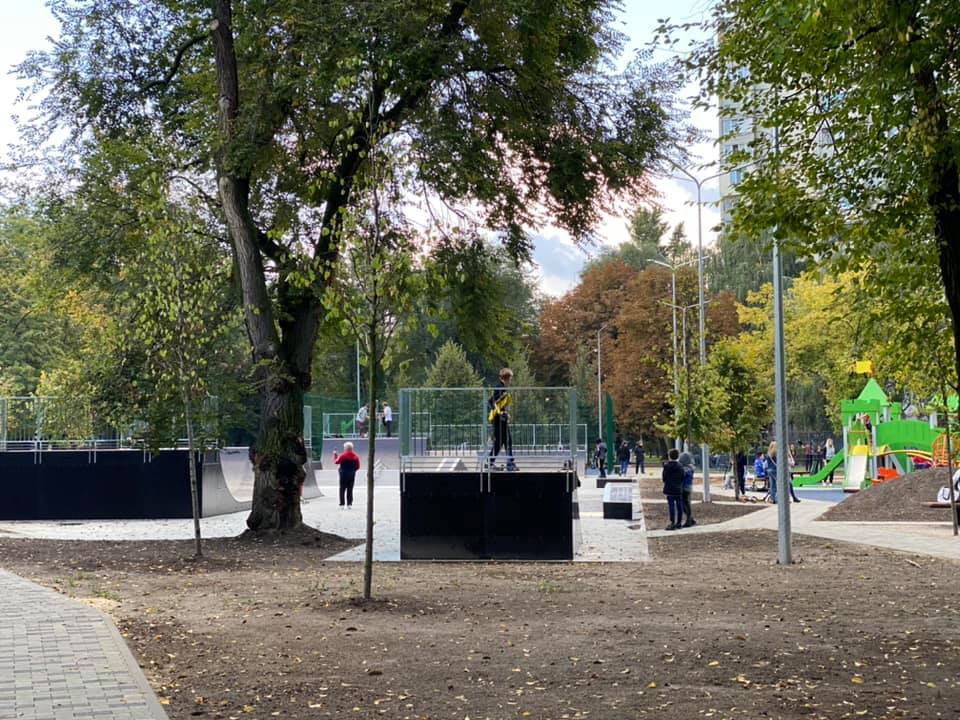 С детской и спортивной зоной: в Харькове реконструировали сквер фото 23 22