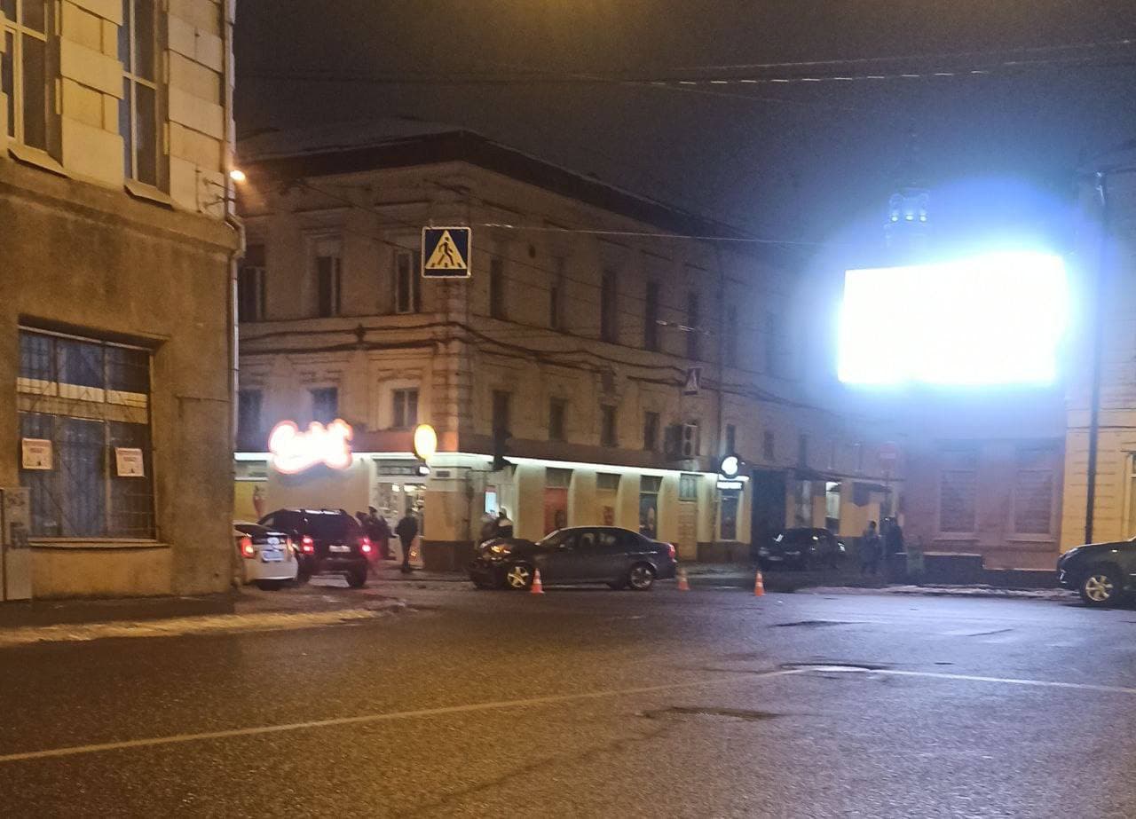 В Харькове скорая столкнулась с BMW и врезалась в дом, пострадал врач.