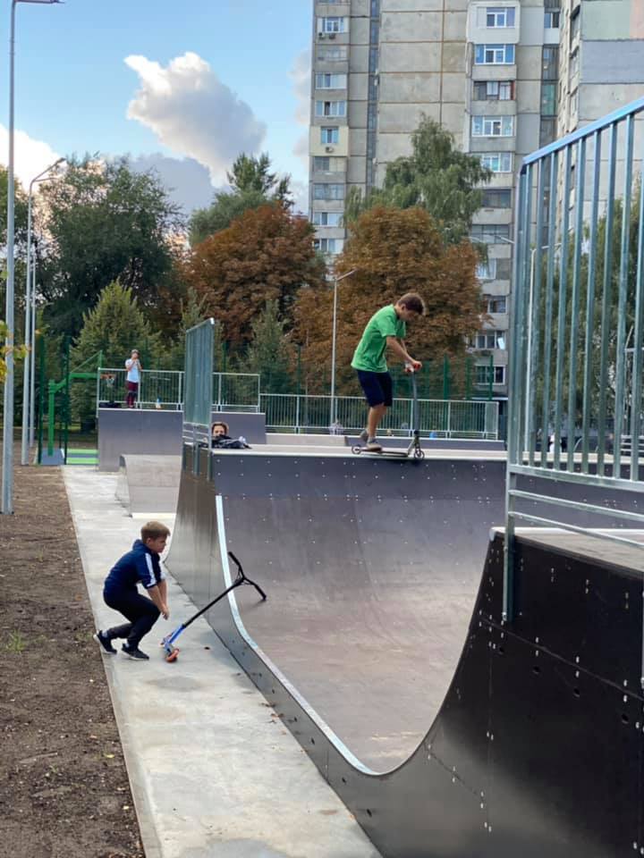 С детской и спортивной зоной: в Харькове реконструировали сквер фото 24 23