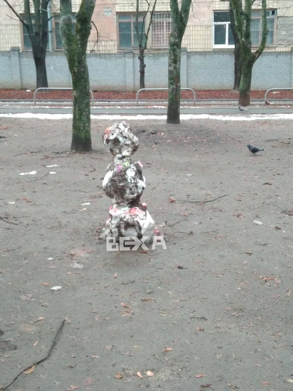 Первый снегопад: в Харькове массово лепят снежные скульптуры.