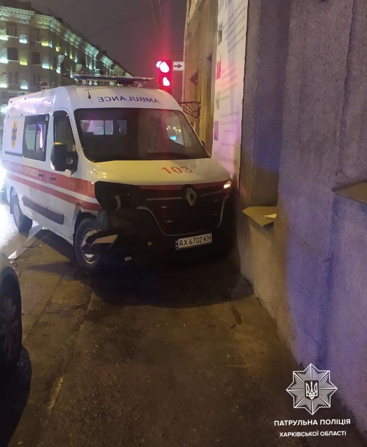 В Харькове скорая столкнулась с BMW и врезалась в дом, пострадал врач.