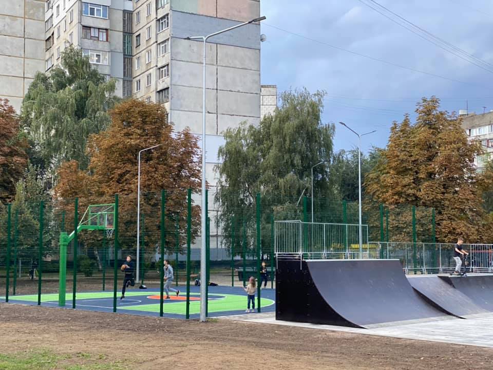 С детской и спортивной зоной: в Харькове реконструировали сквер фото 25 24