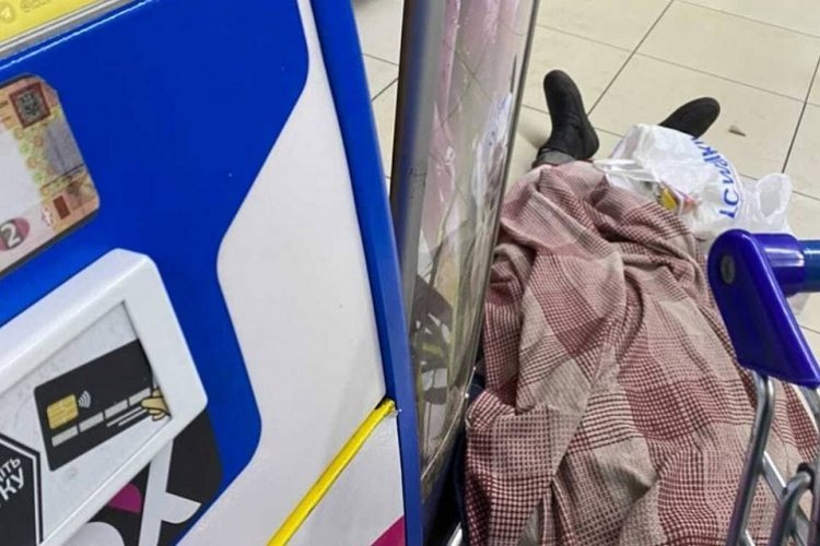 В харьковском супермаркете умерла женщина.