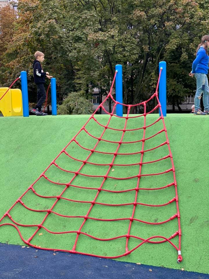 С детской и спортивной зоной: в Харькове реконструировали сквер фото 6 5