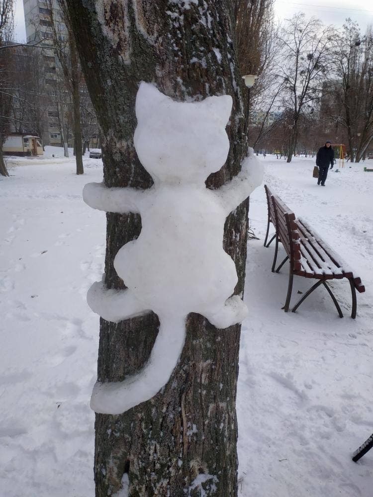 Снежный персонаж на проспекте Победы.