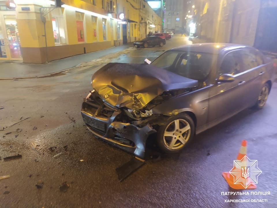 В Харькове скорая столкнулась с BMW и врезалась в дом, пострадал врач.