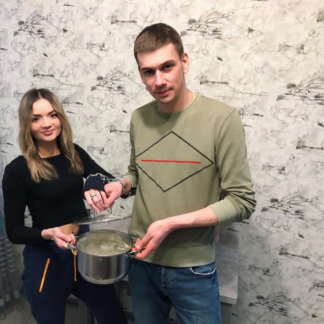 В режиме живых торгов: цепь, которой влюбленные харьковчане сковали себя год назад, продают за $3,3 миллиона.