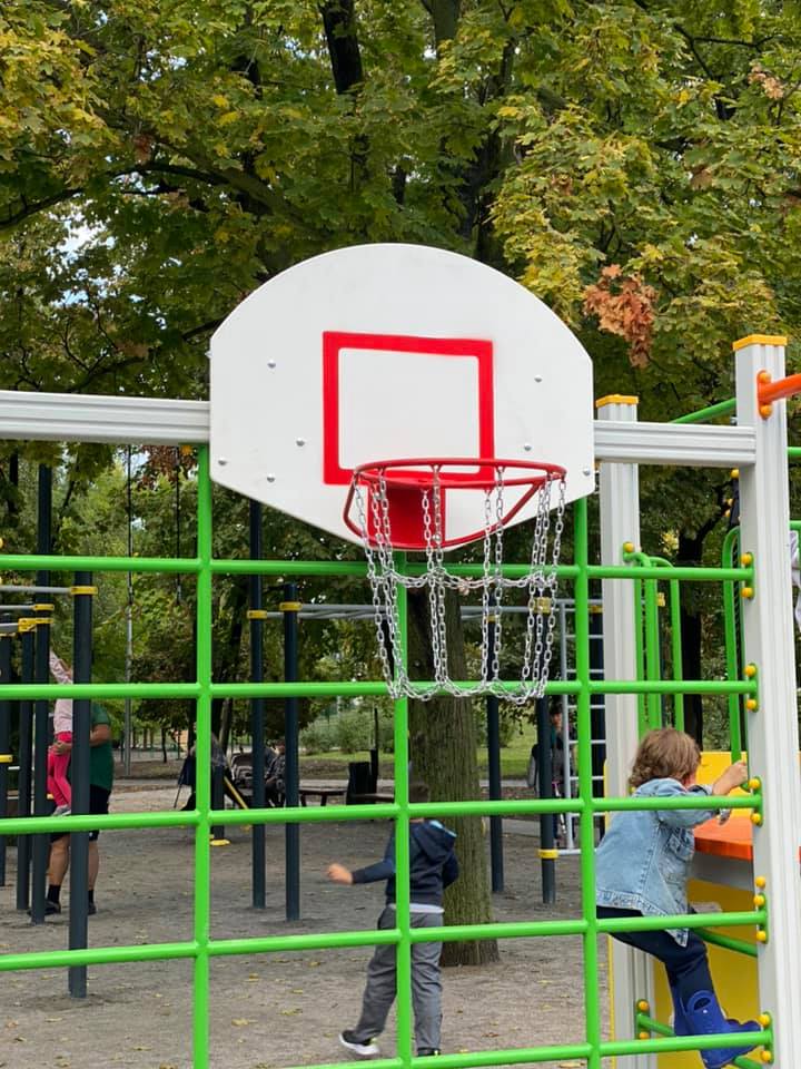 С детской и спортивной зоной: в Харькове реконструировали сквер фото 7 6