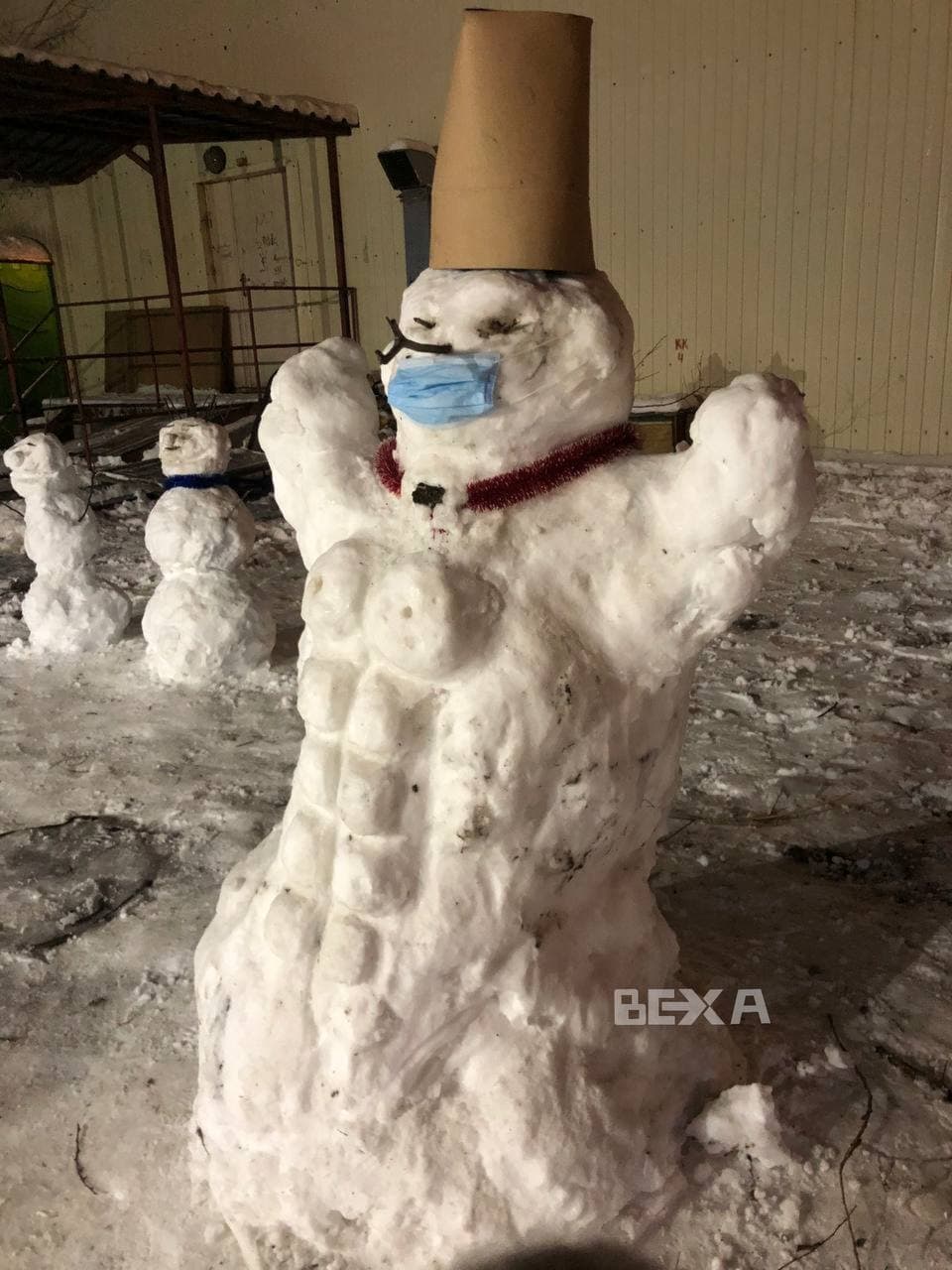 Первый снегопад: в Харькове массово лепят снежные скульптуры.