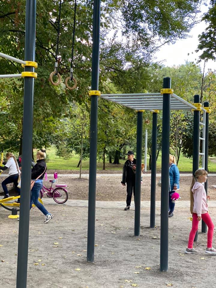 С детской и спортивной зоной: в Харькове реконструировали сквер фото 8 7