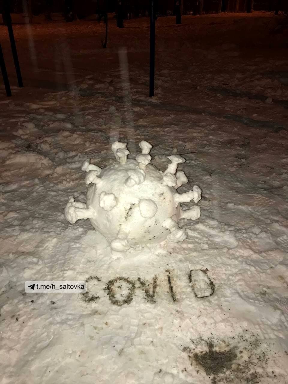 Первый снегопад: в Харькове массово лепят снежные скульптуры.