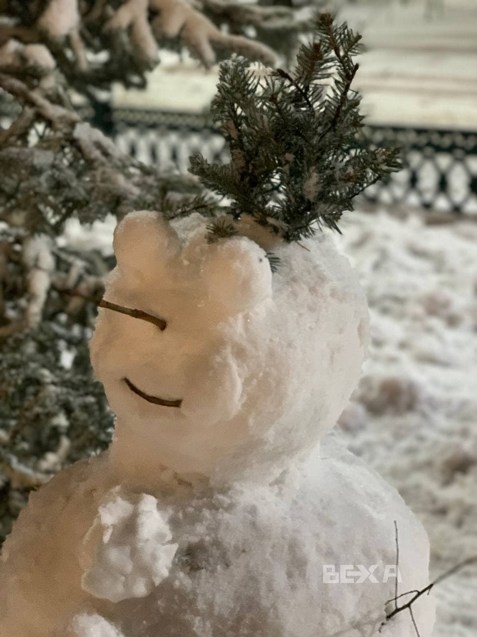 Первый снегопад: в Харькове массово лепят снежные скульптуры.