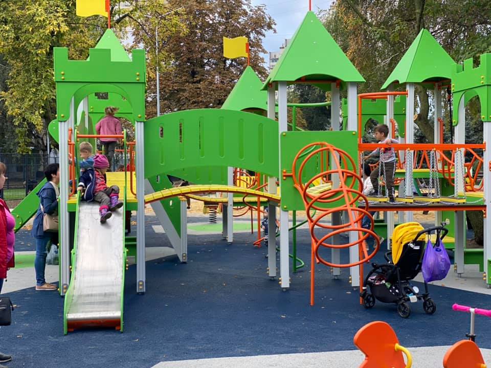 С детской и спортивной зоной: в Харькове реконструировали сквер фото 10 9