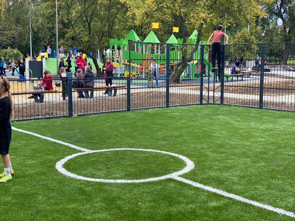 С детской и спортивной зоной: в Харькове реконструировали сквер фото 11 10